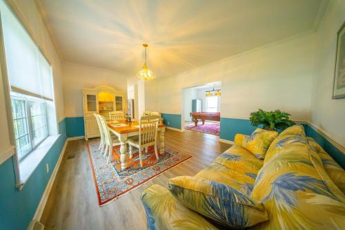 Bayview Vibes, Walk to Dining, 4BR, 1 Mi to Beach in Fenwick (DE)