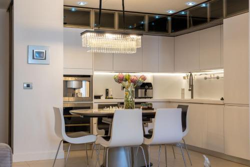 New sea view luxury apartment in center