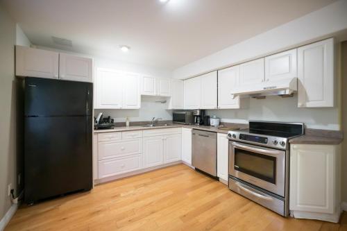Garden Walkout Suite Near White Rock in White Rock (BC)