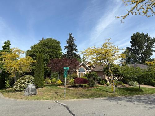 Garden Walkout Suite Near White Rock in White Rock (BC)