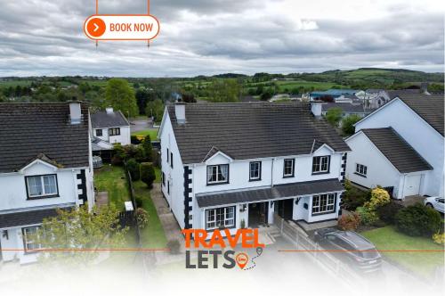 4 Bedroom House by Travel Lets Holiday Homes Convoy with Garden – khách sạn tại Stranorlar
