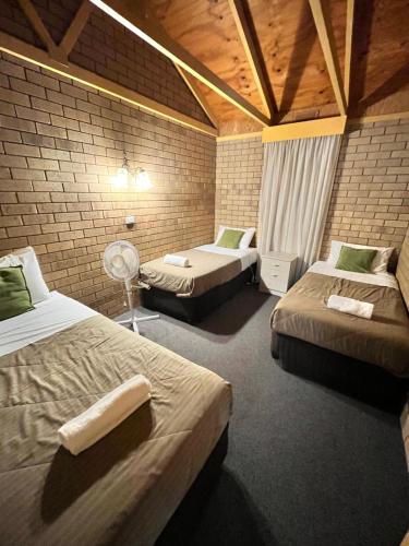 1 queen bed, 3 twin beds