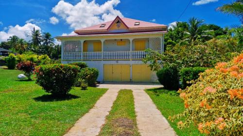 Ti Kaz Tropicale - Bas de villa avec balcon – khách sạn tại Bas Vent