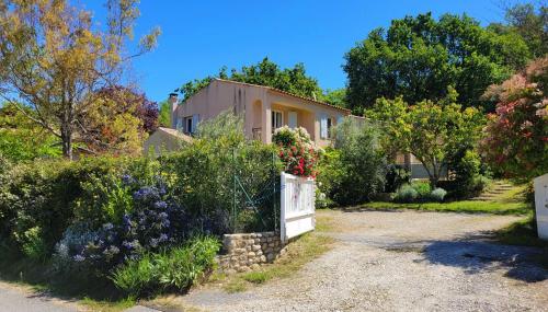 Kert, Villa Flora Vue panoramique 4 bedrooms in Mézel