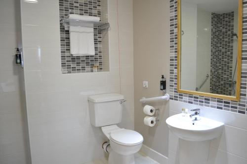 Carrick Plaza Suites and Apartments - 화장실