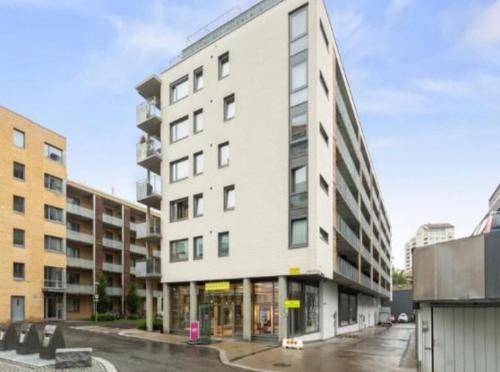 Modern Apartment with Sunny Balcony near Public Transport in Ullern