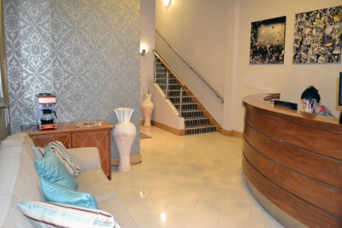 Carrick Plaza Suites and Apartments - 로비