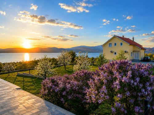 Зовнішній вигляд готелю, Grabovica Sobe-Blue Lake Luxury Rooms in Лівно