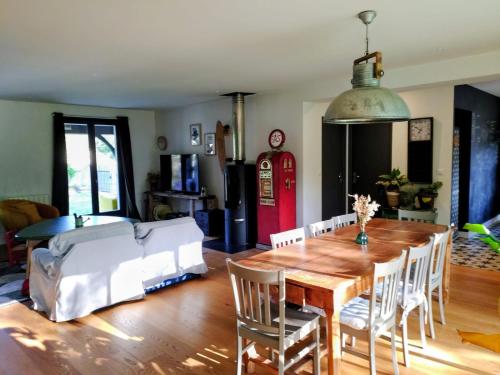 Maison paisible en lisiere de foret 9 personnes in Saumos
