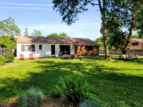 Maison paisible en lisiere de foret 9 personnes in Saumos