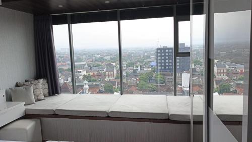 Ruby Apartment #34, Kejayan