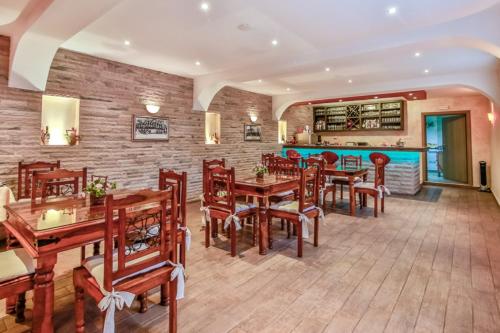 Restaurant, Villa Mare Apartments in Krasici