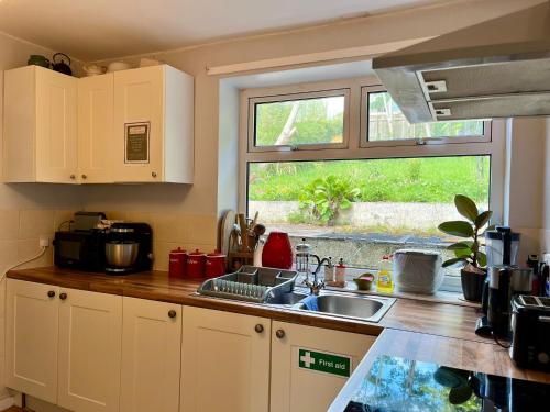 Nice double and single rooms in the quiet area with excellent shared facilities 2