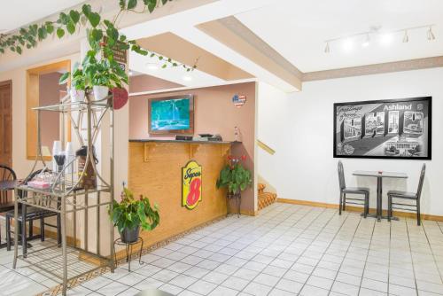 Super 8 by Wyndham Ashland Super 8 by Wyndham Ashland