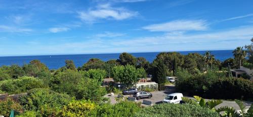 Aux ISSAMBRES, à 300 m de la Mer, Pour 4 Personnes, Maison rénovée de 50 m2,Vue mer panoramique ,La RomAga haut