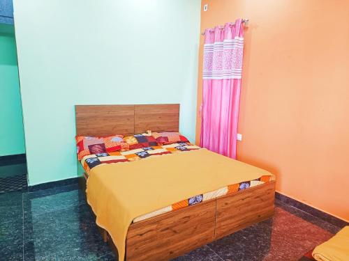 2 queen beds, 6 futon beds