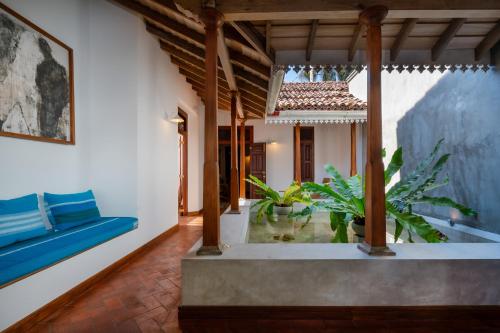 The Colonial Escape, Bope-Poddala