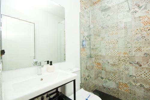 Los Alonsos - Open Mall - By AZ Rentals Room Type - Deluxe Double or Twin Room