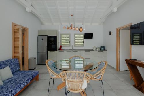 Shared lounge/TV area, La Maison Creole in Baie-Mahault