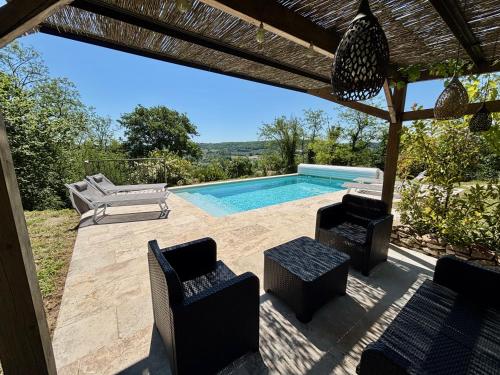 Maison contemporaine en bois avec piscine – khách sạn tại Montcuq