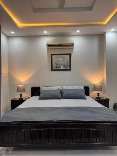 Sleek Modern 1-BHK Apt Steps from Giga Mall DHA2