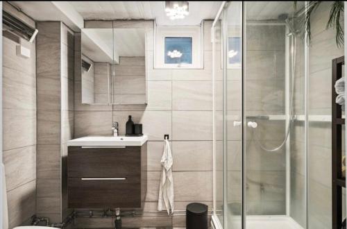 Central 2 bedroom basement apartment for 1-6 people with free parking in ヘーネフォス