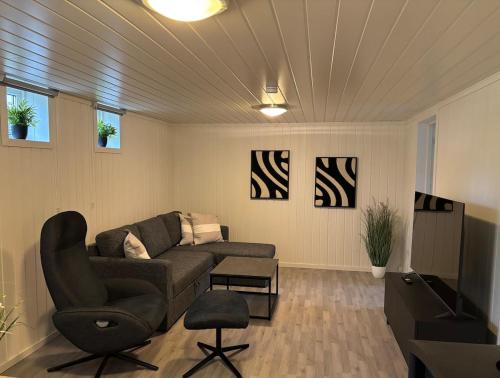 Central 2 bedroom basement apartment for 1-6 people with free parking in ヘーネフォス