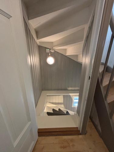 Central 2 bedroom basement apartment for 1-6 people with free parking in ヘーネフォス