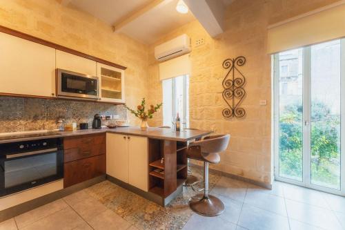 3BR Townhouse with Private Rooftop in Bormla in 科斯皮夸