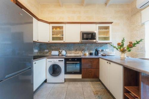 3BR Townhouse with Private Rooftop in Bormla in 科斯皮夸