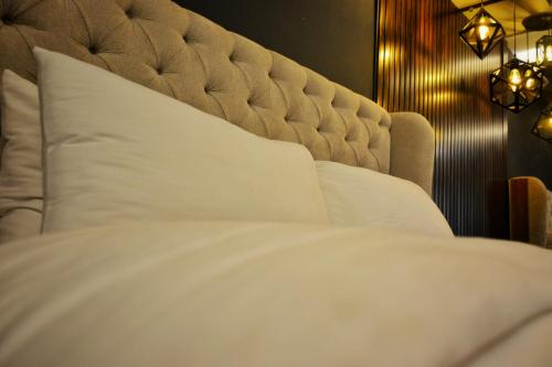 Goldcrest Mall and Residency - Phase 4 DHA - Modern Vintage Penthouse Apartment By Alvis Suite - image 12