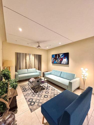 LMY Royale Sky Suites - Gold Crest DHA Lahore - image 8