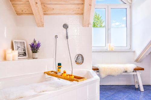 Bright Lake View Apartment with Balcony and Air Conditioning in Tutzing, Deutschland