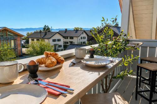 Bright Lake View Apartment with Balcony and Air Conditioning in Tutzing, Deutschland