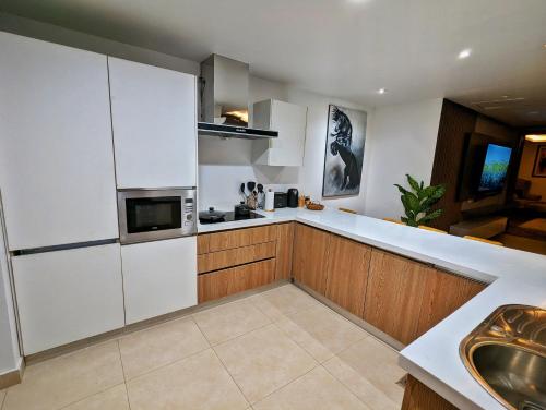 Executive Penthouse One Bedroom Suite - Goldcrest Mall and Residency - image 4