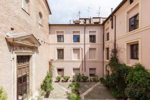 Charming Colosseo Apartment - image 5
