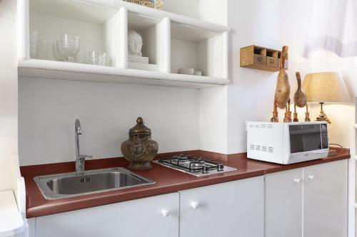Charming Colosseo Apartment - image 13
