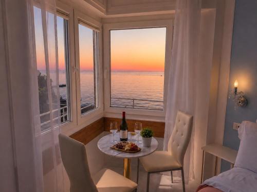 Vertigini Suites, Il Rifugio dell Amore per SOLE COPPIE , A 50m dalla Stazione e dalla Via dell Amore con Vista Mare e Intimità Appagante