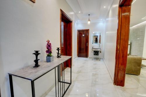 Al Bayt Al Madini Suites البيت المديني للأجنحة السكنية الخاصة – khách sạn tại Al Aridh