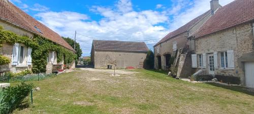 Bejárat, Aux gîtes de la plaine (Aux gites de la plaine) in Merry-sur-Yonne