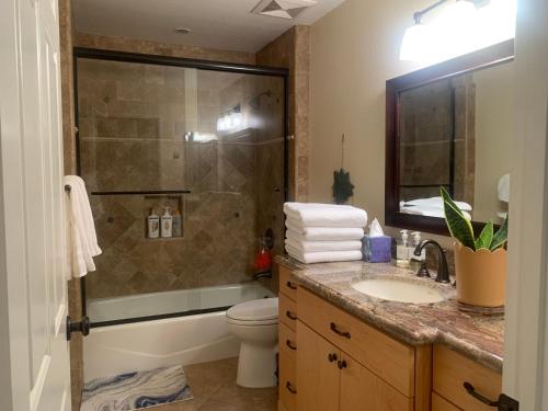 Pezsgőfürdő, Spacious 3 bedrooms 1 bath Jacuzzi BBQ SINGLE HOUSE in Agoura Hills (Kalifornia)