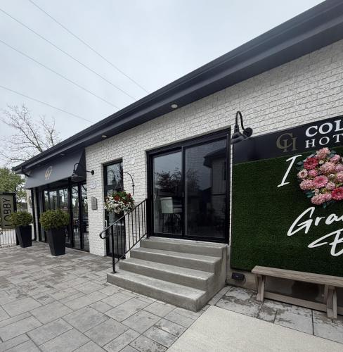 Colonial Hotel & Suites in Lambton Shores (ON)