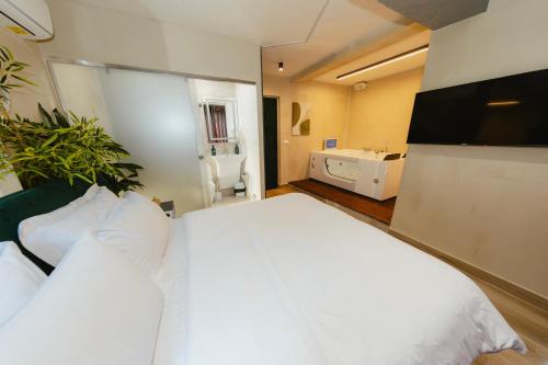 Luxury Suite by The Bubbles Jacuzzi Rooms, Tirana