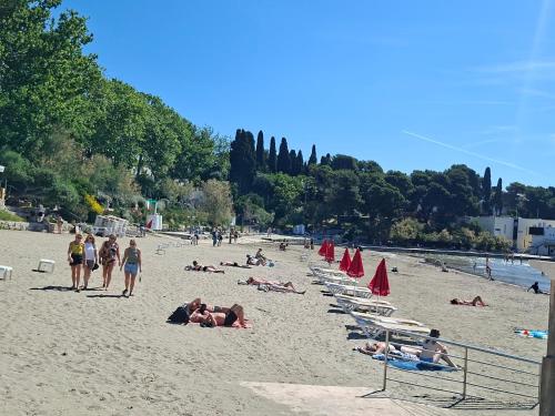 Bačvice - 2 BR , terrace,3 air conditioners, parking,elevator 3 minutes to the beach 2