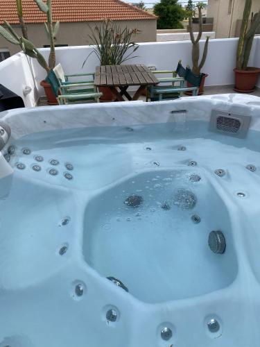 2-Bed Blue & White Apartment with Jacuzzi, BBQ, Garden, near Beach