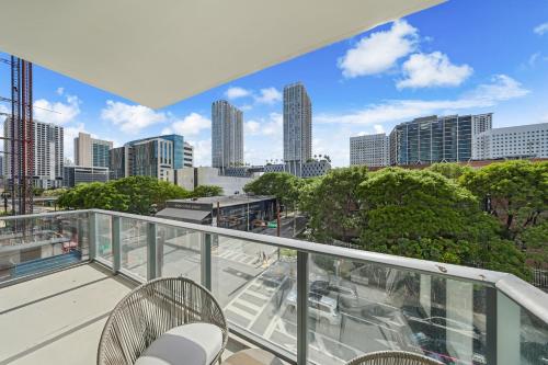Lux Condo Steps from Bayfront - Pool & Gym – khách sạn tại Khac