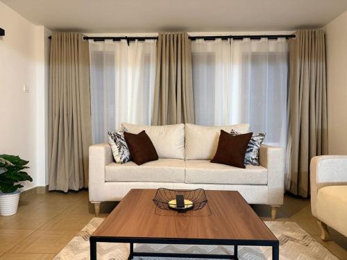 Spacious 2BR Near Two Rivers Mall in รูอากา