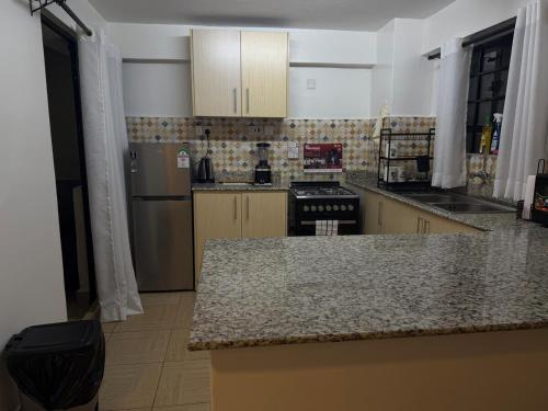 Spacious 2BR Near Two Rivers Mall in รูอากา