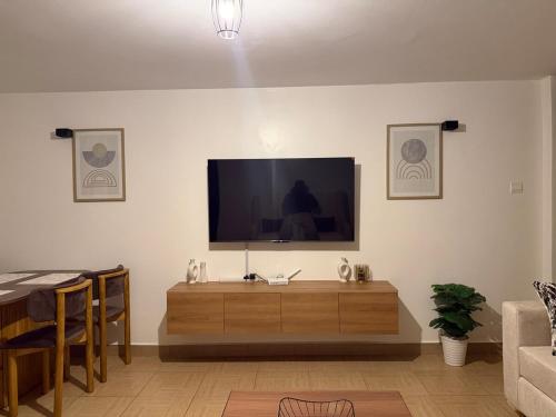 Spacious 2BR Near Two Rivers Mall in รูอากา