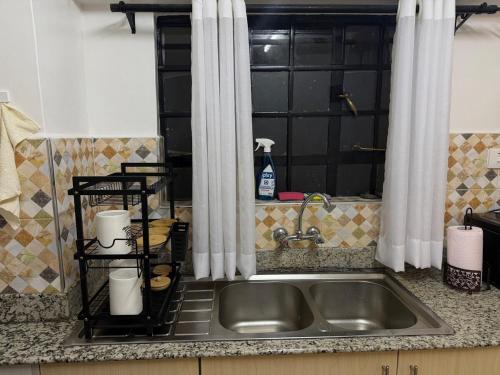 Spacious 2BR Near Two Rivers Mall in รูอากา